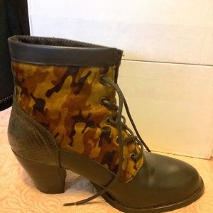 Camouflage boots